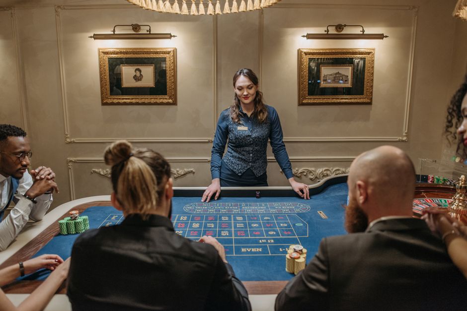 10 Euro Bonus ohne Einzahlung Casino August 2026: Eingangshalle eines Casinos — Symbolbild für Kontoeröffnung und Identitätsprüfung