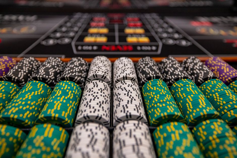 10 Euro Bonus ohne Einzahlung Casino August 2026: Jetons und Bargeld am Spieltisch — Symbolbild für Ein- und Auszahlung im Online Casino