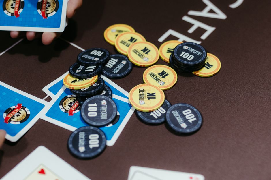 10 Euro Bonus ohne Einzahlung Casino August 2026: gestapelte Casino-Jetons auf dem Filzteppich — Symbolbild für Umsatzbedingungen und Bonusregeln