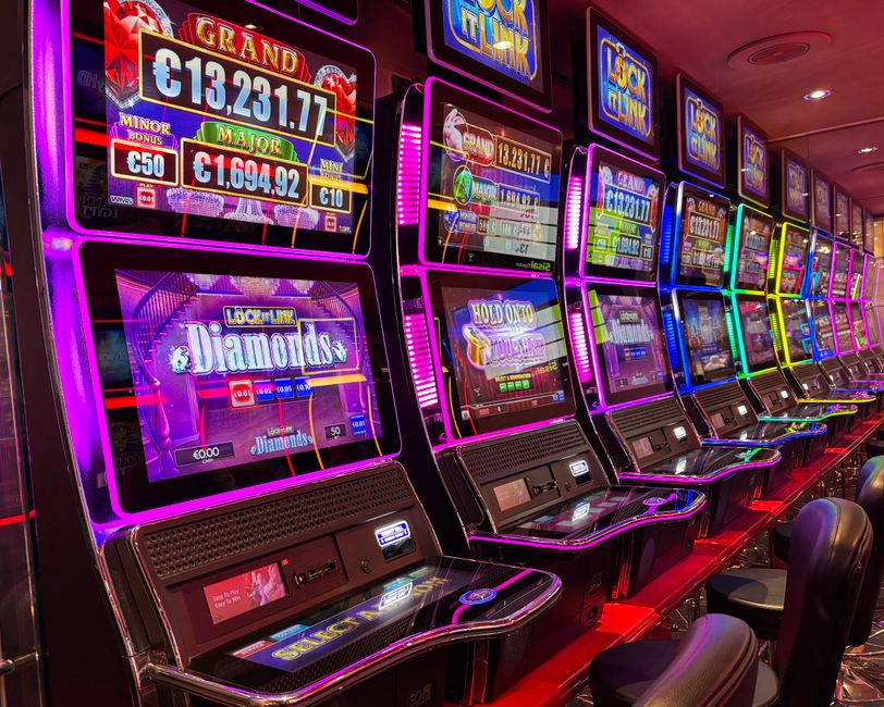 10 Euro Bonus ohne Einzahlung Casino August 2026: abgedunkelter Casinosaal ohne Spielbetrieb — Symbolbild für Pause und verantwortungsvolles Spielen