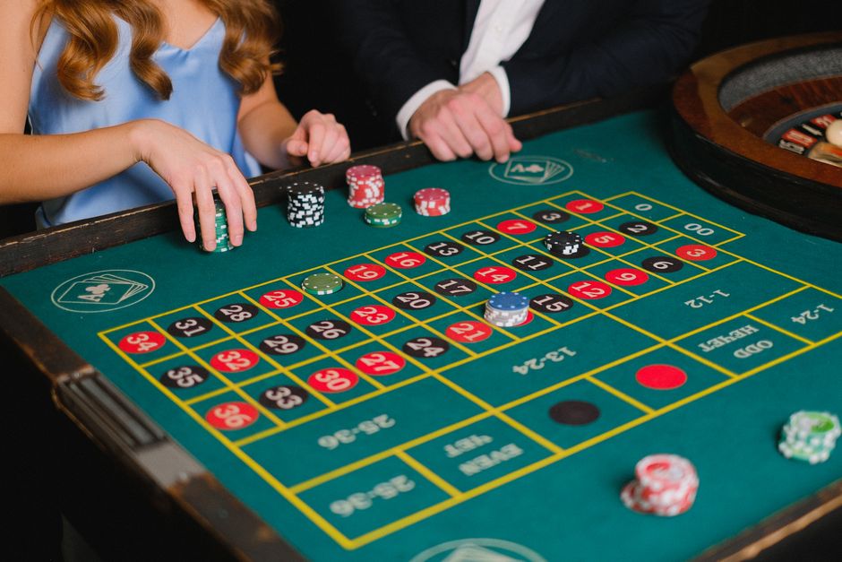 10 Euro Bonus ohne Einzahlung Casino August 2026: Roulette-Kessel und Jetons auf einem Casinotisch — Symbolbild zum Bonusvergleich ohne Einzahlung